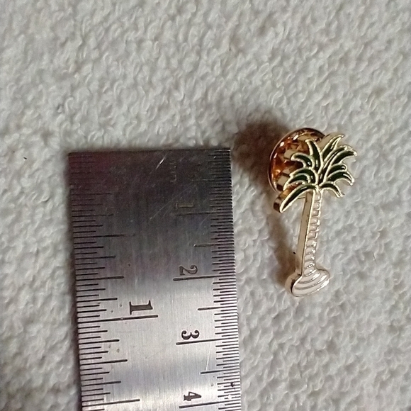 Goldtone white green palm 🥥 tree 🌴 pin 📌📍 - Picture 3 of 3